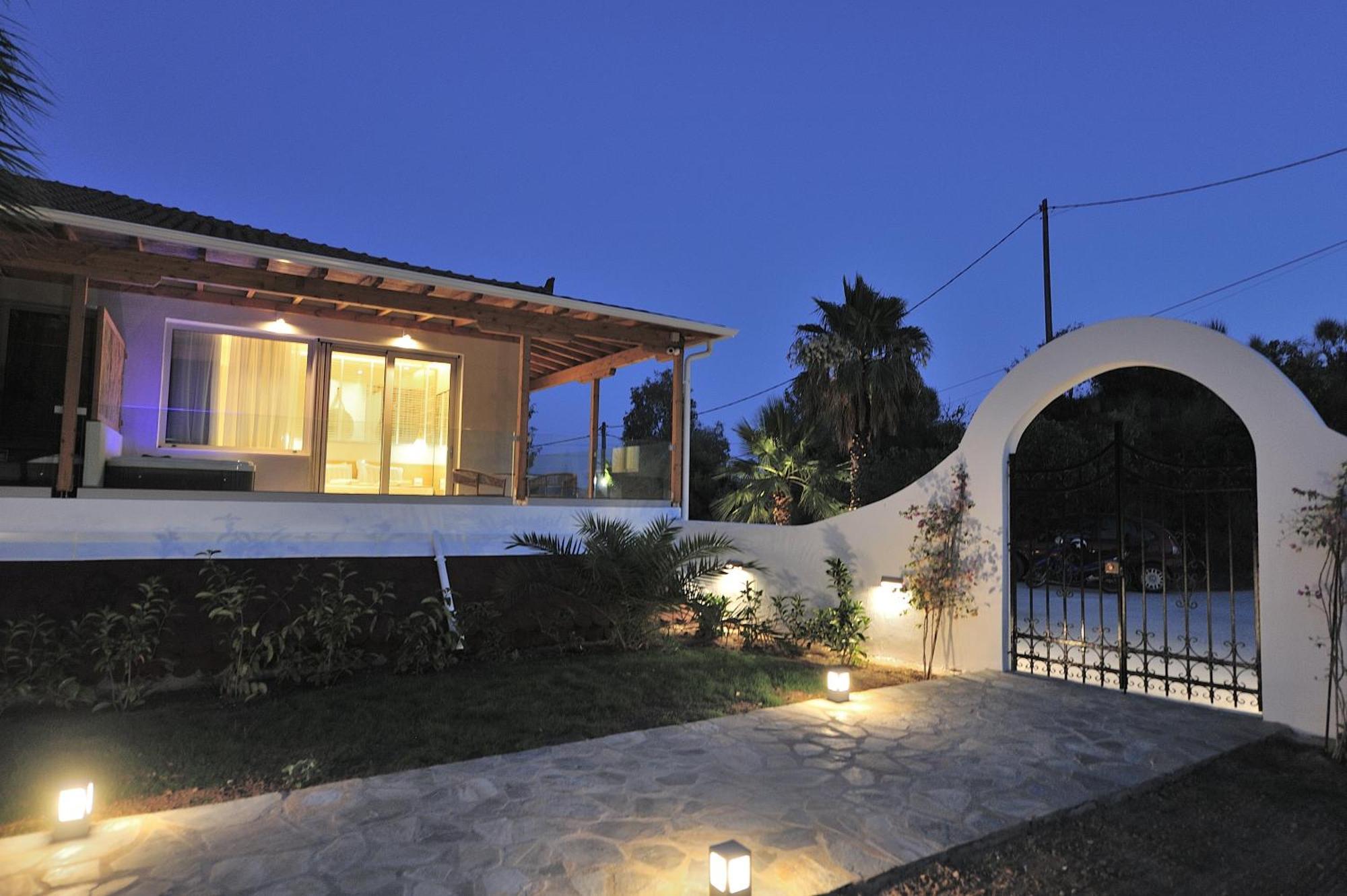 Salty Wave Suites Skiathos-Stadt Exterior foto