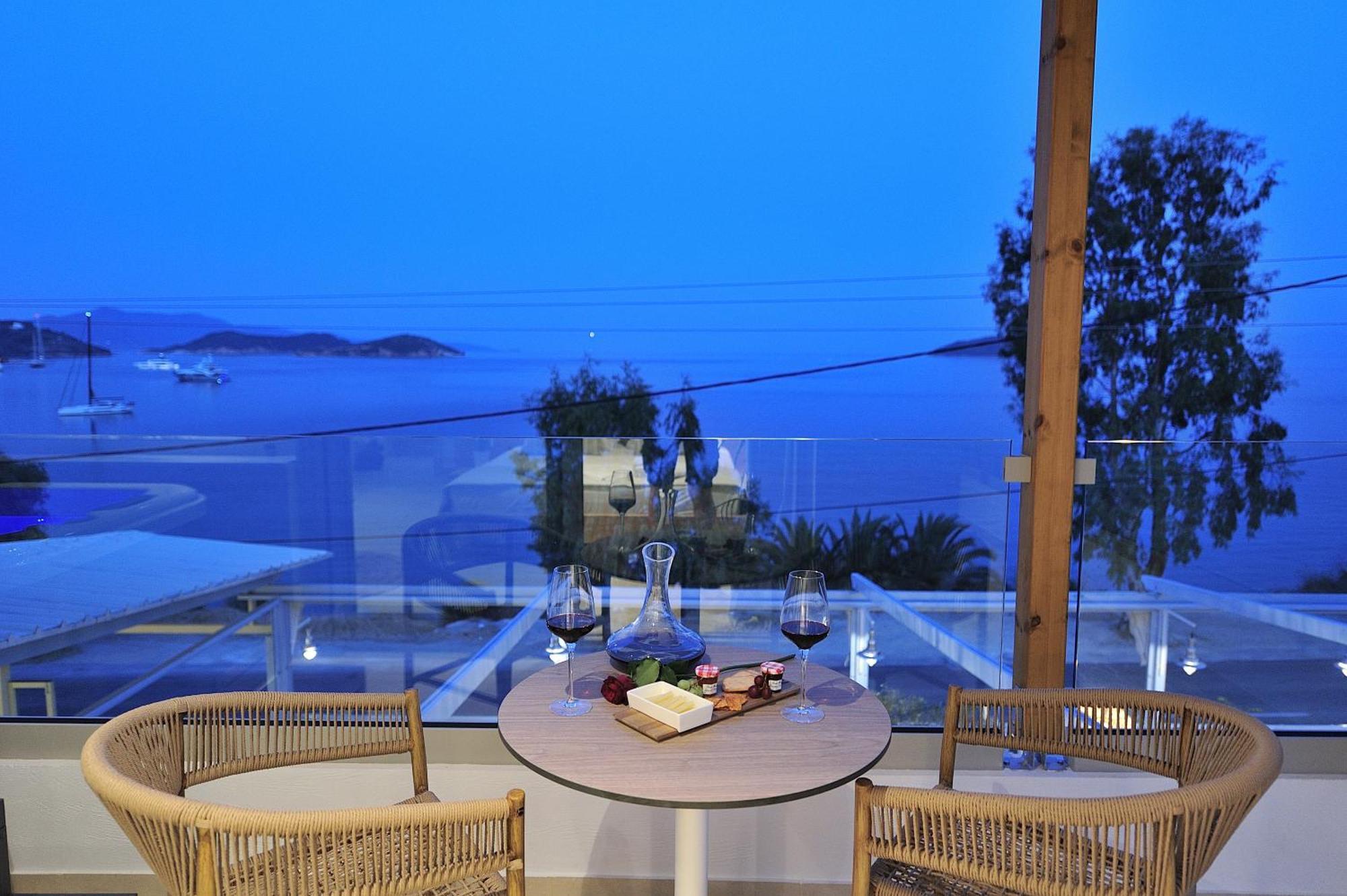 Salty Wave Suites Skiathos-Stadt Exterior foto