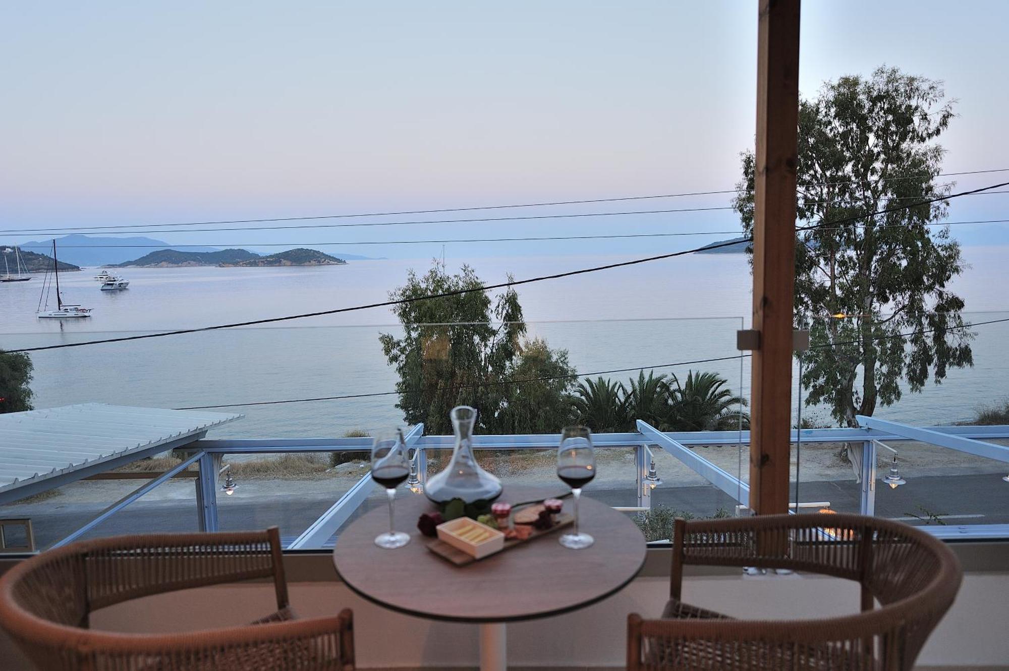 Salty Wave Suites Skiathos-Stadt Exterior foto