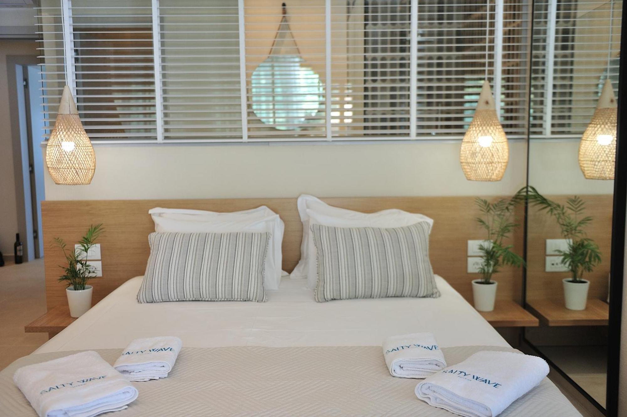 Salty Wave Suites Skiathos-Stadt Exterior foto