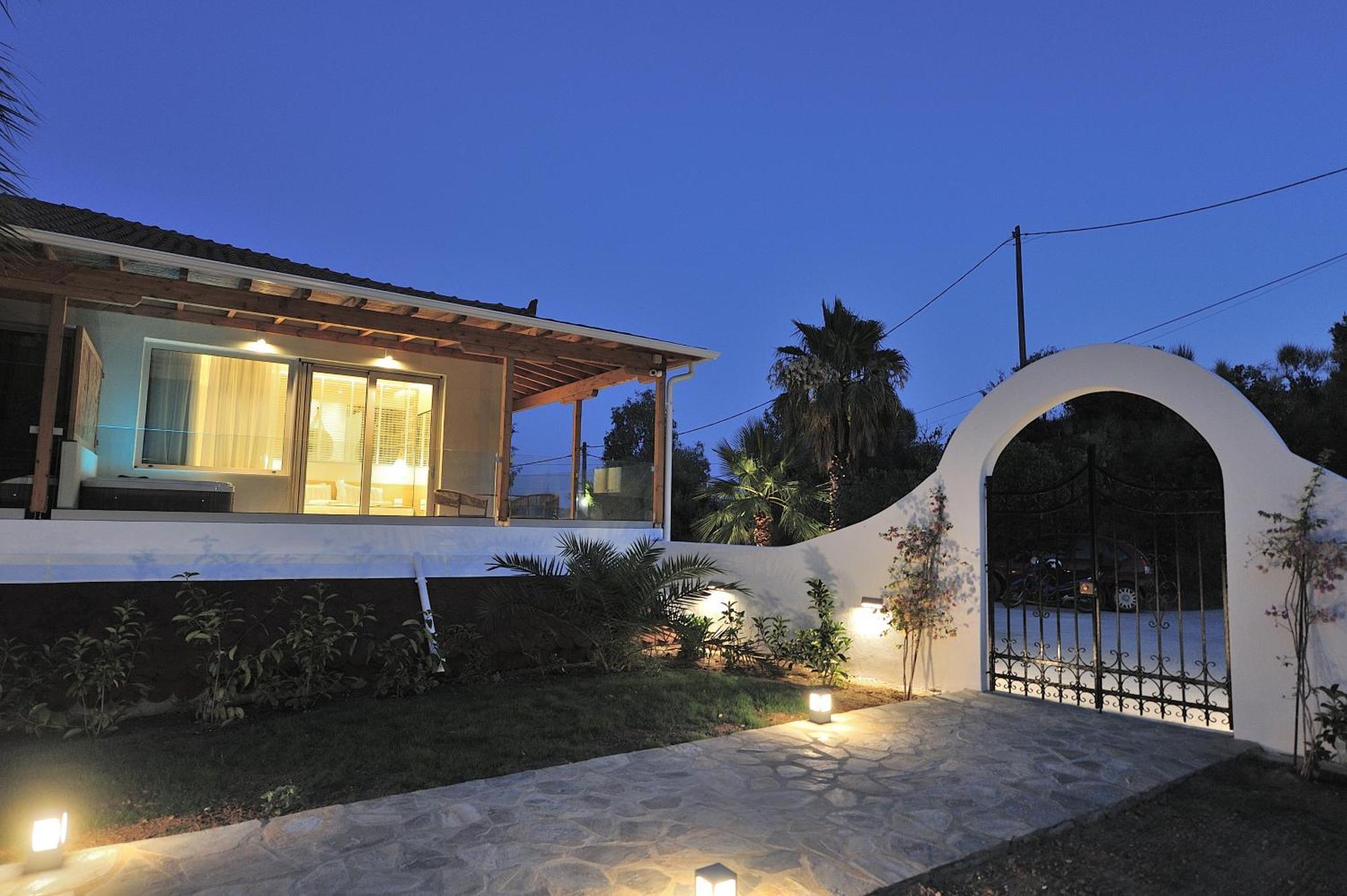 Salty Wave Suites Skiathos-Stadt Exterior foto