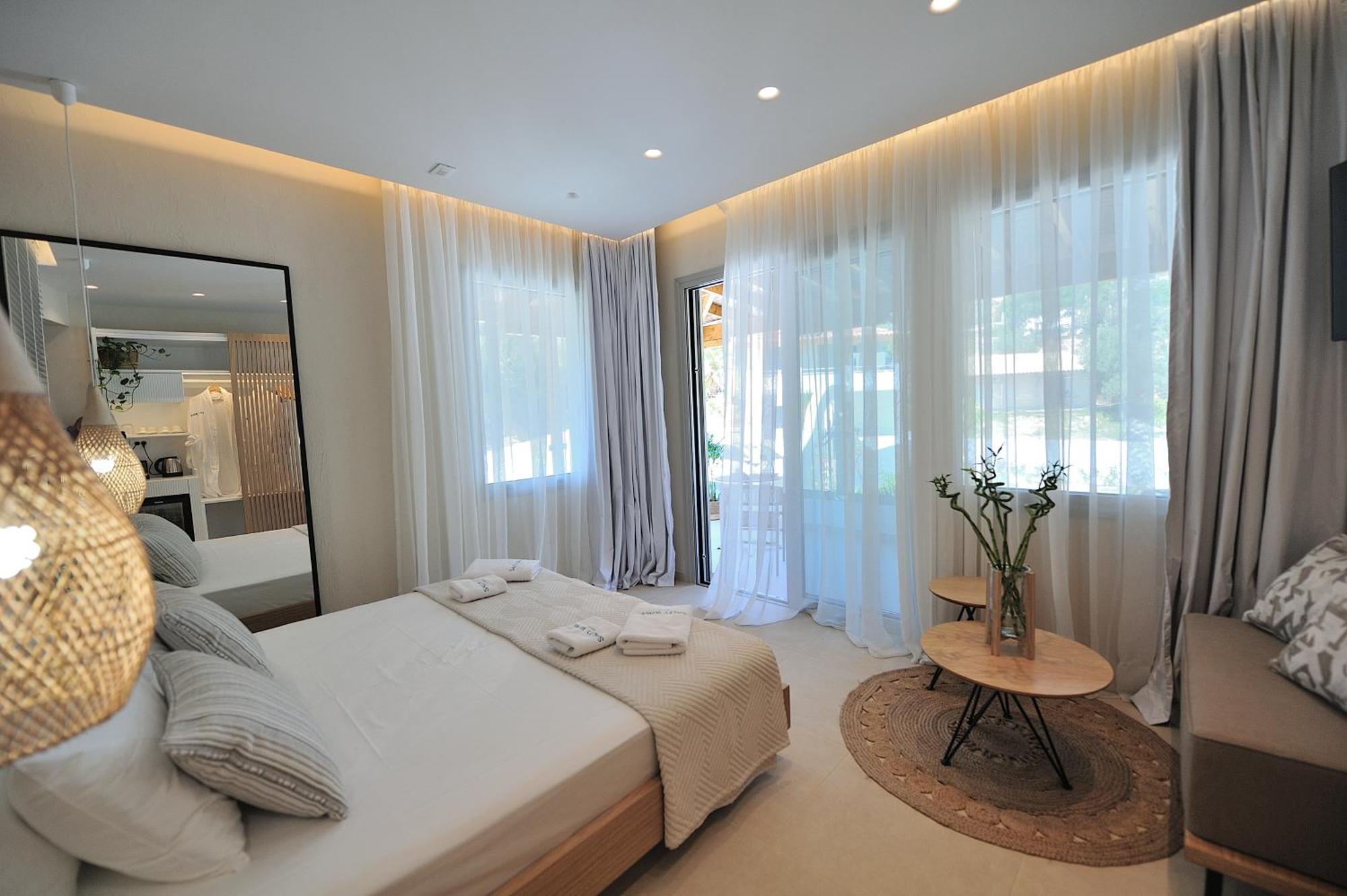 Salty Wave Suites Skiathos-Stadt Exterior foto
