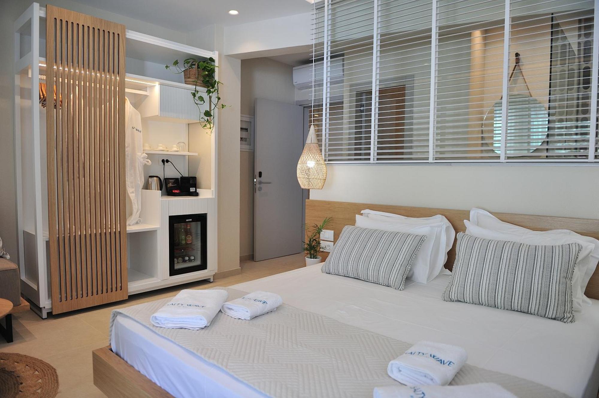 Salty Wave Suites Skiathos-Stadt Exterior foto